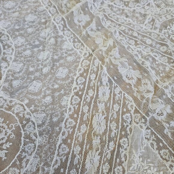 Vintage French Normandy Lace Tablecloth - Picture 8 of 8